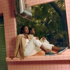 Allbirds Wool Runners Sneaker - Women -Gildan T-Shirts Shop women model 1