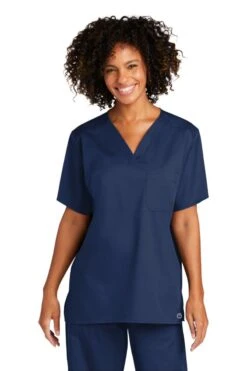 WonderWink® Unisex WorkFlex Chest Pocket V-Neck Scrub Top 32 WonderWink® Unisex WorkFlex Chest Pocket V-Neck Scrub Top -Gildan T-Shirts Shop ww3160 navy model frontalt