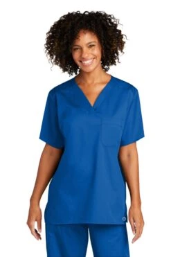 WonderWink® Unisex WorkFlex Chest Pocket V-Neck Scrub Top 40 WonderWink® Unisex WorkFlex Chest Pocket V-Neck Scrub Top -Gildan T-Shirts Shop ww3160 royal model frontalt
